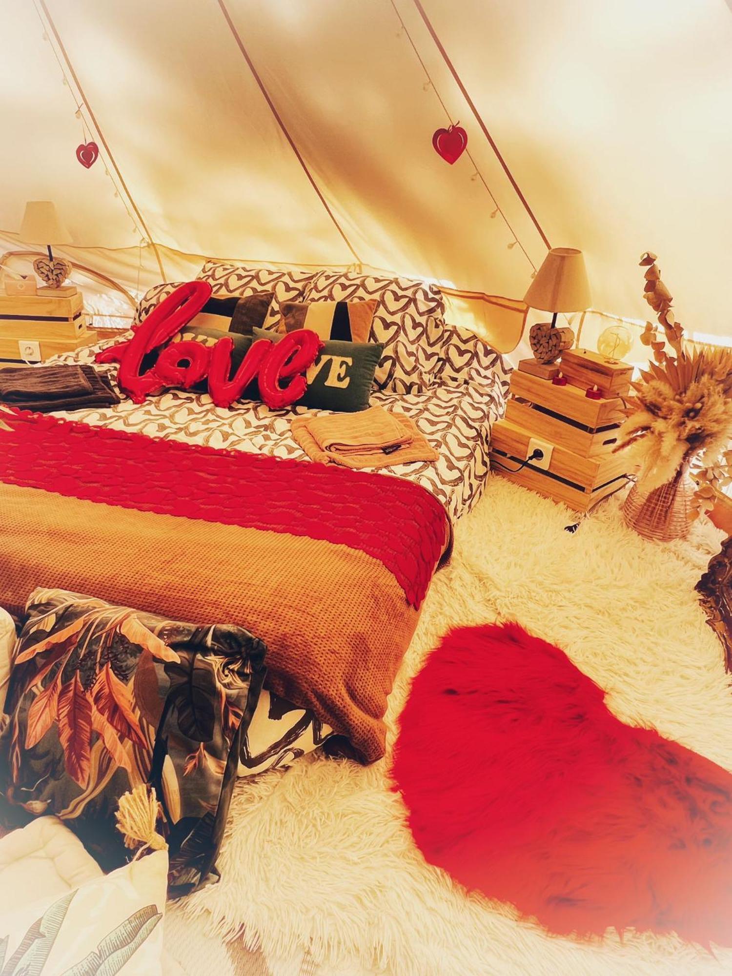 Love Room Tente Lodge Spa Mfg Chez C&C, Exclusivement Reservee Aux Adultes Cantaron Экстерьер фото