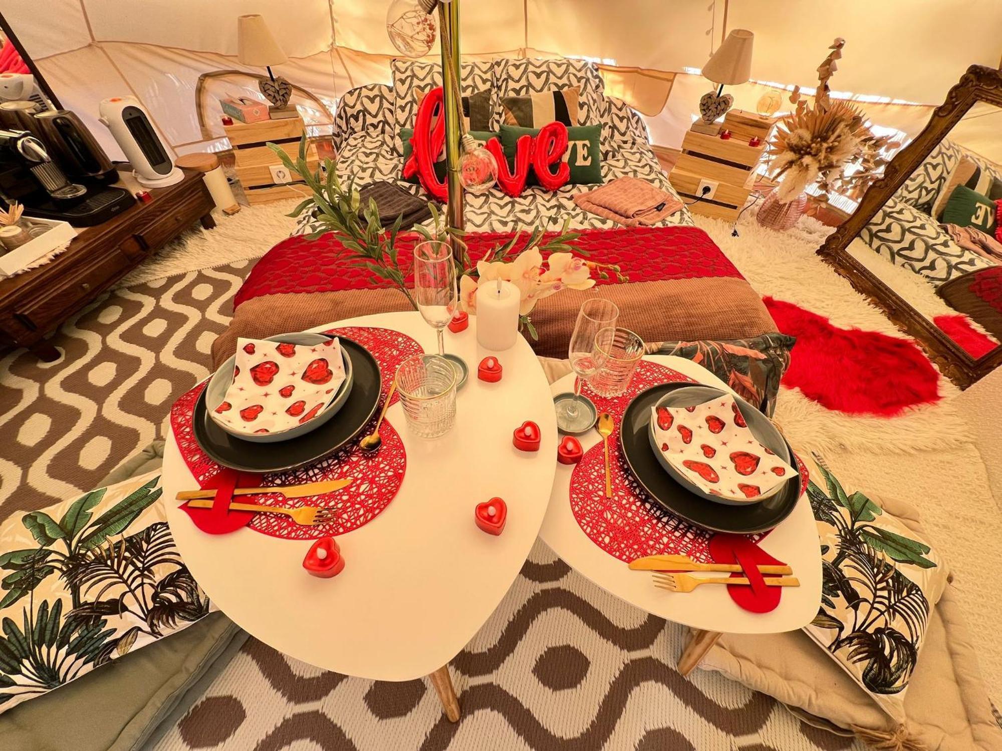 Love Room Tente Lodge Spa Mfg Chez C&C, Exclusivement Reservee Aux Adultes Cantaron Экстерьер фото